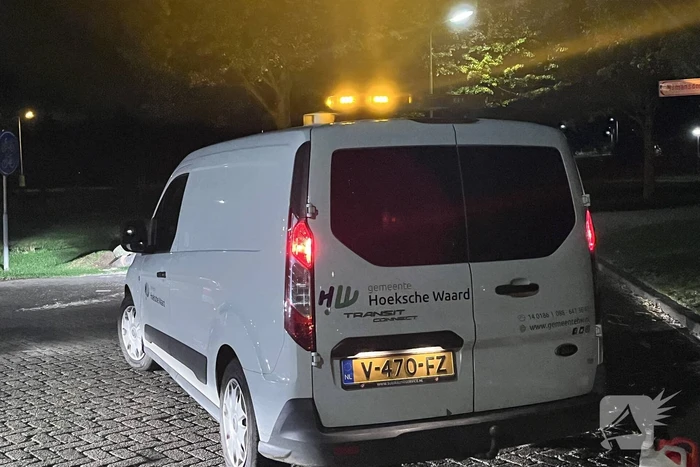 Deel van boom komt op straat terecht door harde wind