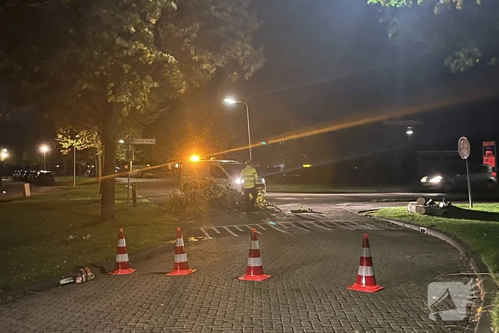 Deel van boom komt op straat terecht door harde wind