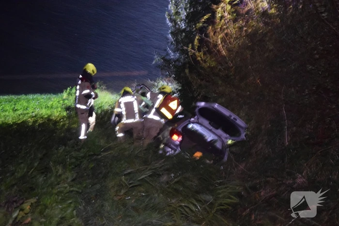 Bijzondere situatie nadat auto van weg raakt en achter bosjes verdwijnt