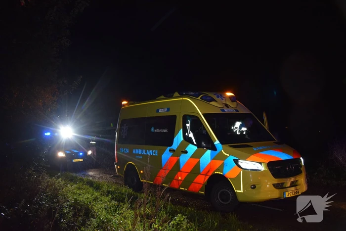 Bijzondere situatie nadat auto van weg raakt en achter bosjes verdwijnt