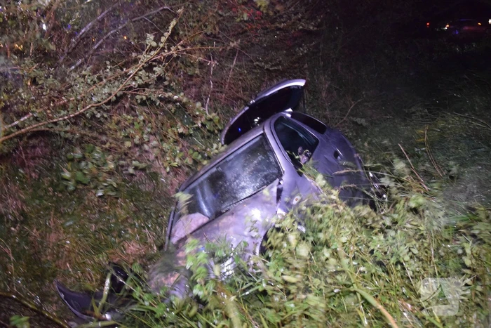 Bijzondere situatie nadat auto van weg raakt en achter bosjes verdwijnt