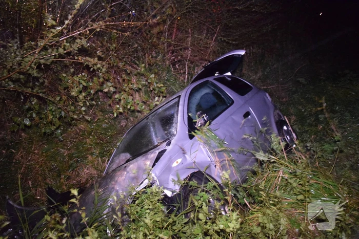 Bijzondere situatie nadat auto van weg raakt en achter bosjes verdwijnt