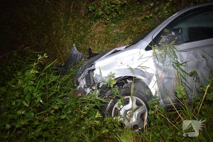 Bijzondere situatie nadat auto van weg raakt en achter bosjes verdwijnt