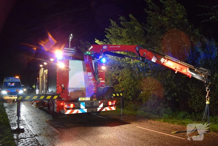Bijzondere situatie nadat auto van weg raakt en achter bosjes verdwijnt