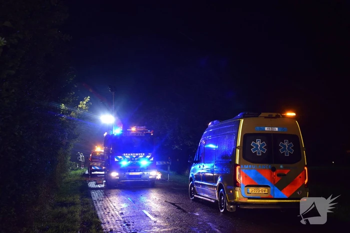 Bijzondere situatie nadat auto van weg raakt en achter bosjes verdwijnt