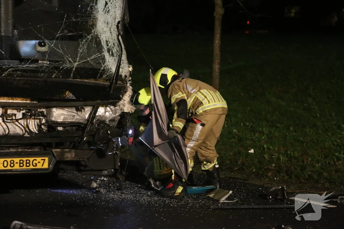 Ravage na botsing tussen lijnbus en tractor