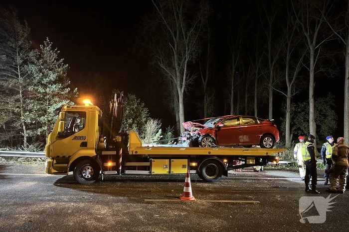Boom plet auto op snelweg, inzittende naar ziekenhuis