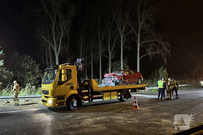 Boom plet auto op snelweg, inzittende naar ziekenhuis