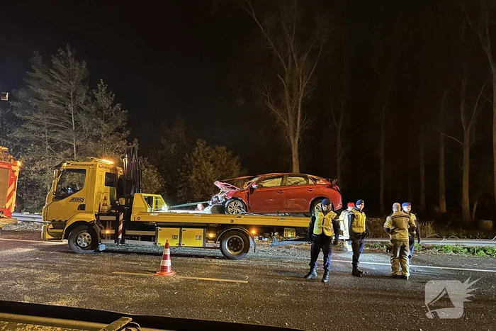 Boom plet auto op snelweg, inzittende naar ziekenhuis