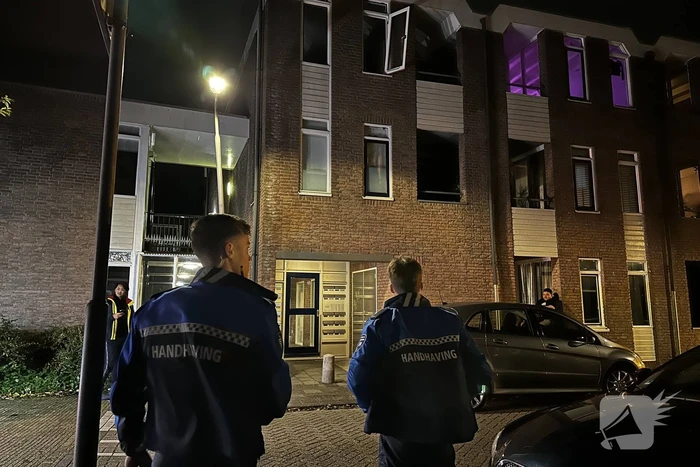 Raam waait uit scharnier van bovenverdieping