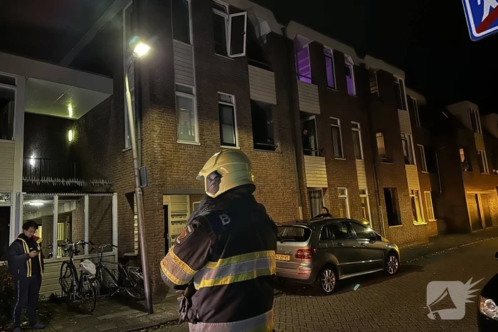 Raam waait uit scharnier van bovenverdieping