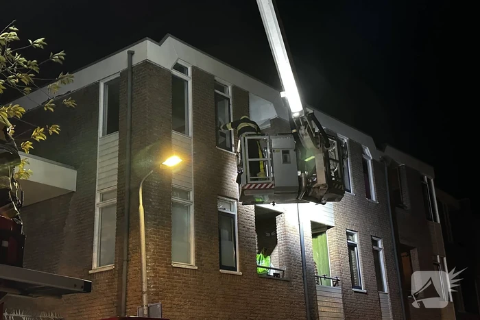 Raam waait uit scharnier van bovenverdieping