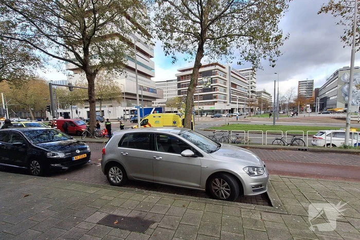 Fietser aangereden door bestelbus