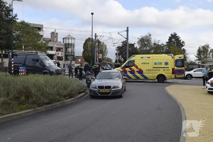 Scooterrijder botst achterop automobilist