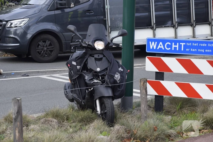 Scooterrijder botst achterop automobilist