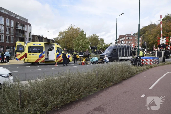 Scooterrijder botst achterop automobilist
