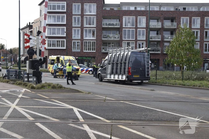 Scooterrijder botst achterop automobilist