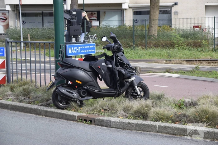 Scooterrijder botst achterop automobilist