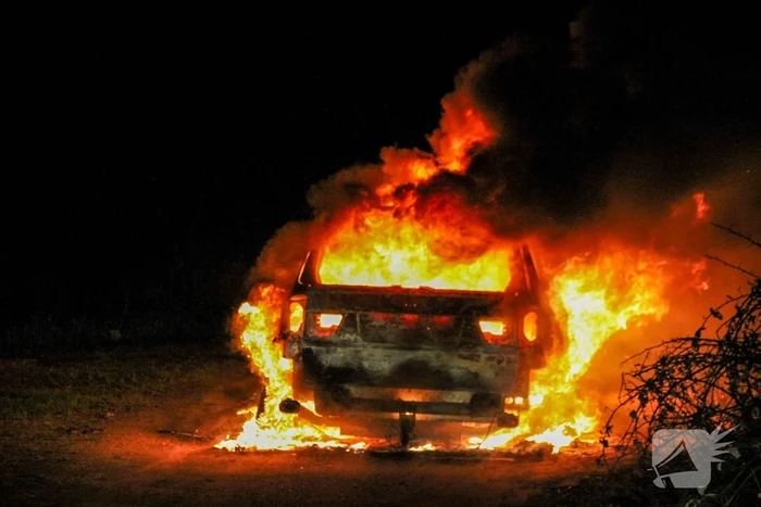 Personenauto volledig uitgebrand