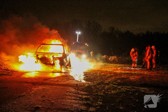 Personenauto volledig uitgebrand