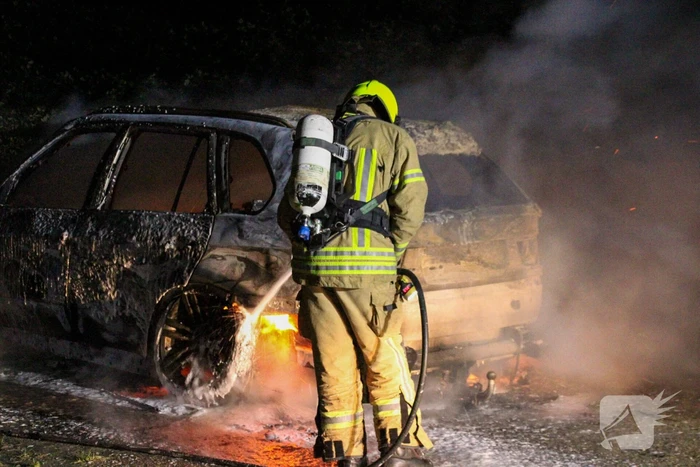 Personenauto volledig uitgebrand