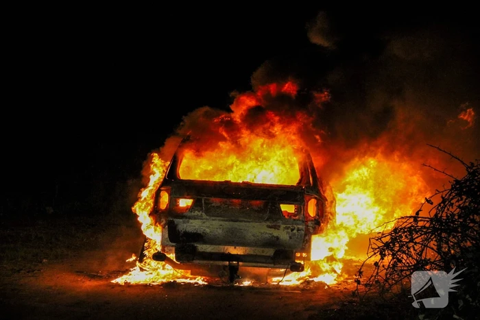 Personenauto volledig uitgebrand