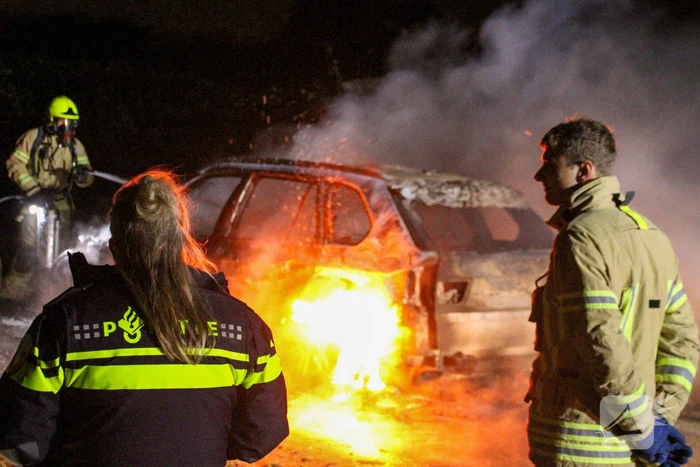 Personenauto volledig uitgebrand