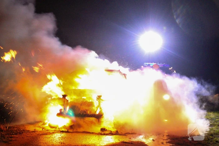 Personenauto volledig uitgebrand