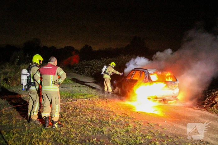 Personenauto volledig uitgebrand