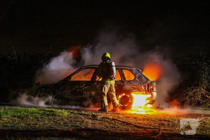 Personenauto volledig uitgebrand