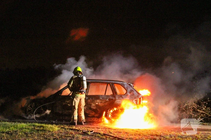 Personenauto volledig uitgebrand