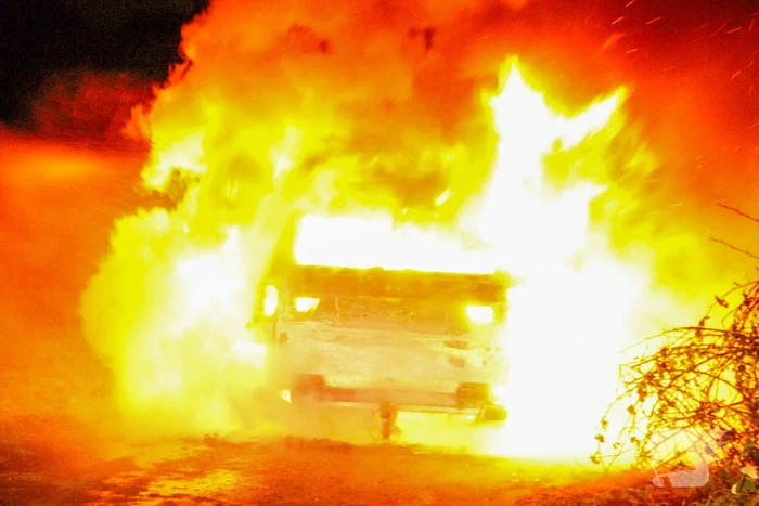 Personenauto volledig uitgebrand