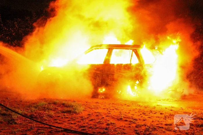 Personenauto volledig uitgebrand