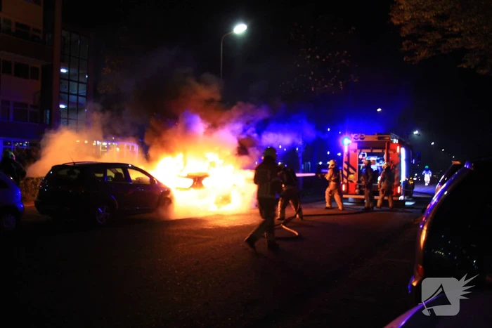 Twee geparkeerde auto's uitgebrand, politie start onderzoek naar brandstichting