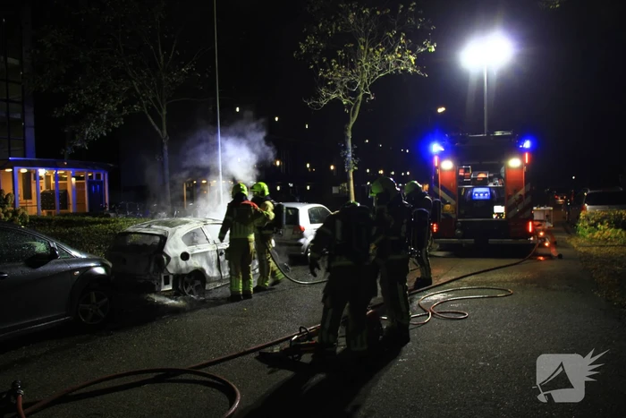 Twee geparkeerde auto's uitgebrand, politie start onderzoek naar brandstichting