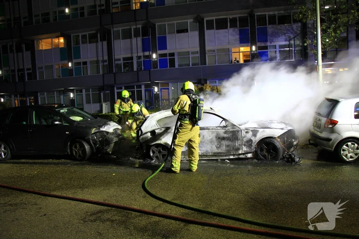 Twee geparkeerde auto's uitgebrand, politie start onderzoek naar brandstichting