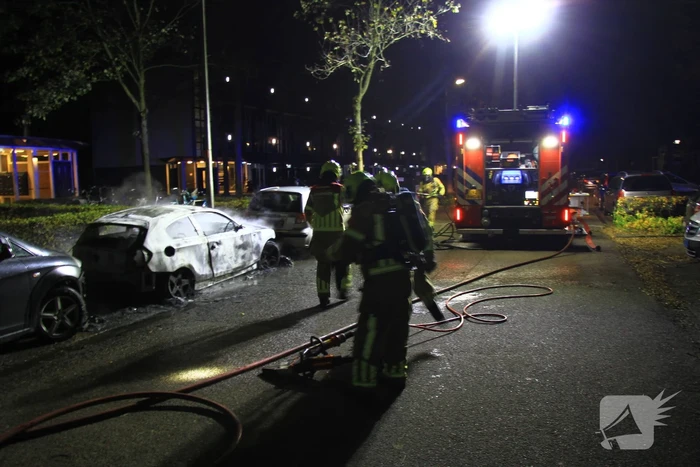 Twee geparkeerde auto's uitgebrand, politie start onderzoek naar brandstichting