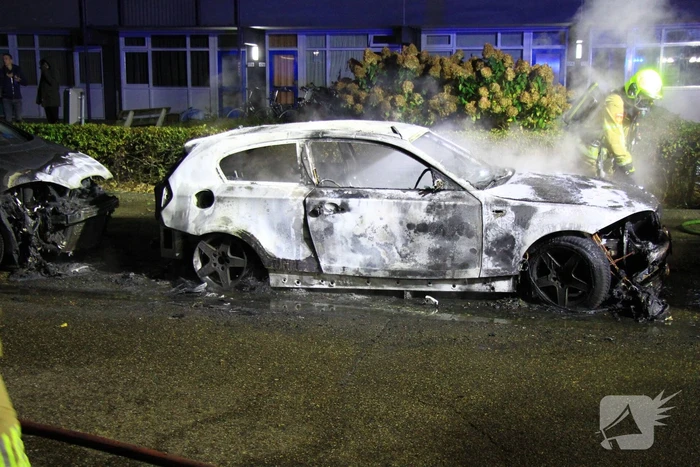 Twee geparkeerde auto's uitgebrand, politie start onderzoek naar brandstichting