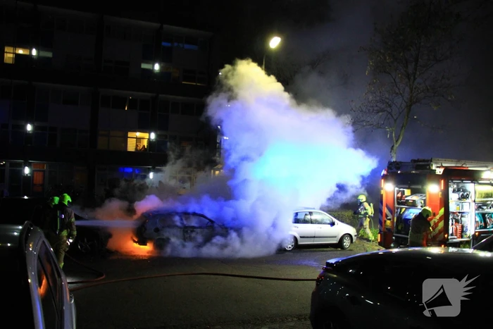 Twee geparkeerde auto's uitgebrand, politie start onderzoek naar brandstichting