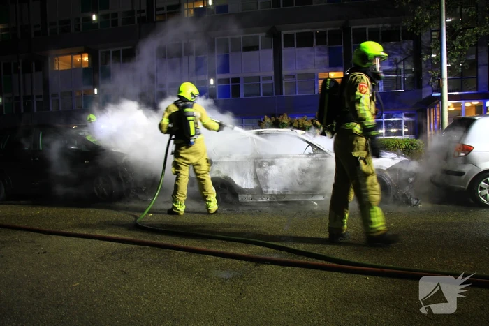 Twee geparkeerde auto's uitgebrand, politie start onderzoek naar brandstichting