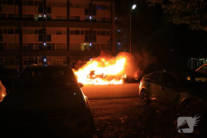 Twee geparkeerde auto's uitgebrand, politie start onderzoek naar brandstichting