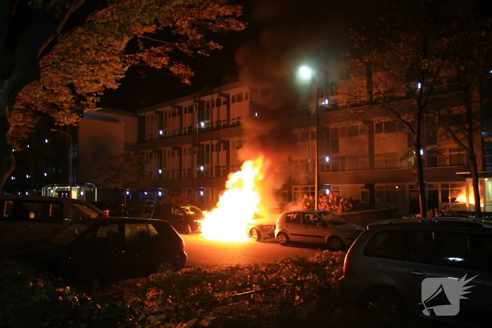 Twee geparkeerde auto's uitgebrand, politie start onderzoek naar brandstichting
