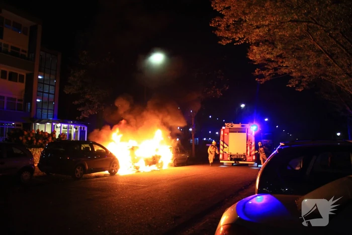 Twee geparkeerde auto's uitgebrand, politie start onderzoek naar brandstichting