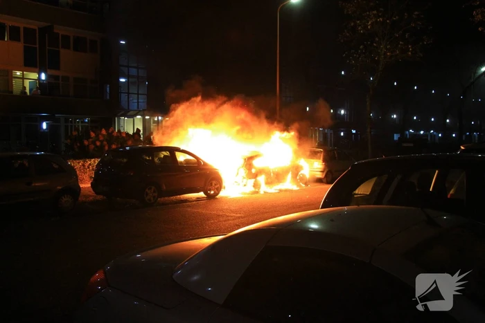 Twee geparkeerde auto's uitgebrand, politie start onderzoek naar brandstichting