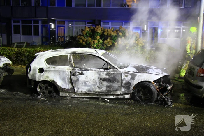 Twee geparkeerde auto's uitgebrand, politie start onderzoek naar brandstichting