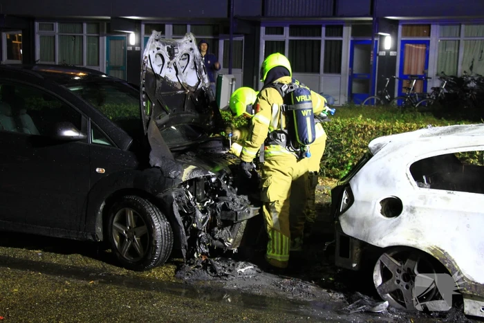 Twee geparkeerde auto's uitgebrand, politie start onderzoek naar brandstichting