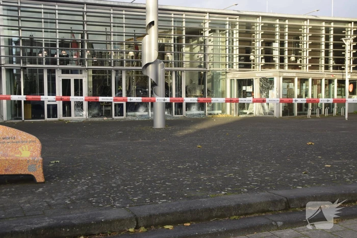 Auto rijdt gemeentehuis binnen bestuurder spoorloos