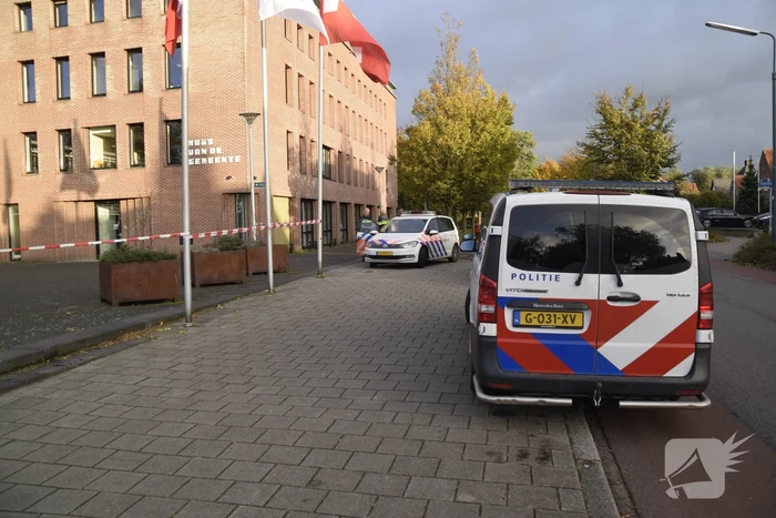 Auto rijdt gemeentehuis binnen bestuurder spoorloos