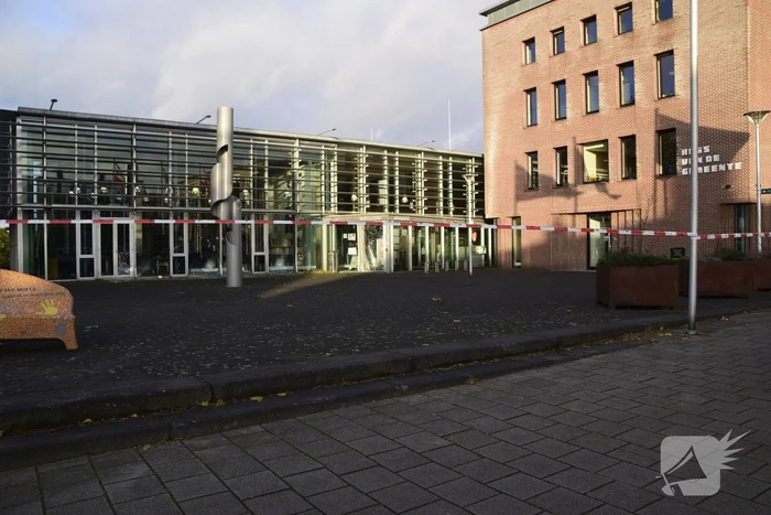 Auto rijdt gemeentehuis binnen bestuurder spoorloos