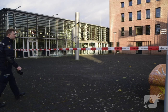 Auto rijdt gemeentehuis binnen bestuurder spoorloos